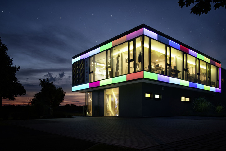 Die leuchtenden Fassadenpanels von Kuzman verleihen Gebäuden einen ganz eigenen Charakter. Bei Tag erscheinen sie dabei wie „normale“ Fassadenplatten. - © Foto: Kuzman Glas GmbH
