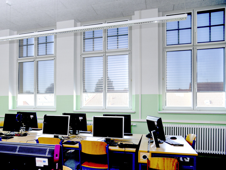 Folienrollos bieten Blendschutz mit Durchsicht und beste Licht­bedingungen beim Einsatz digitaler Medien.