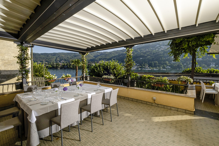 Zwei Pergolamarkisen Gennius Isola 2 T mit den Maßen 3 × 5,8 m und 3 × 6,1 m schaffenein angenehmes Ambiente auf der Terrasse.