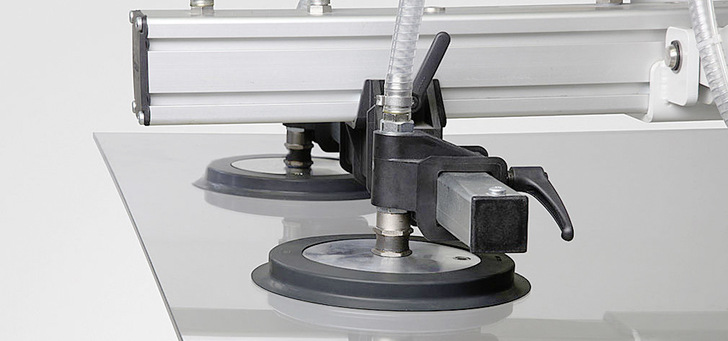 Um Abdrücke auf der Glasoberfläche zu vermeiden ­bietet Schmalz seine Sauggreifer aus dem abdruck­armen Material HT1 an. - © J. Schmalz GmbH
