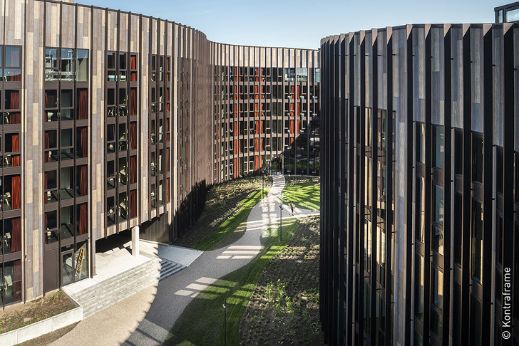 Um die Baukosten einzuhalten, konstruierte das dänische Büro Lars Gitz Architects ein trapezförmiges Fassaden-Modul, das gedreht und unterschiedlich hoch gestapelt wurde und so die sanft gerundete Gebäudestruktur ergibt.