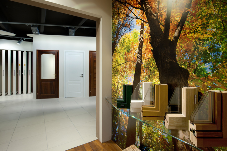 Im Rahmen eines interaktiven haptischen Erlebnisses werden Kunden die technischen Eigenschaften von Haustüren und Fenstern mit Musterecken näher gebracht.