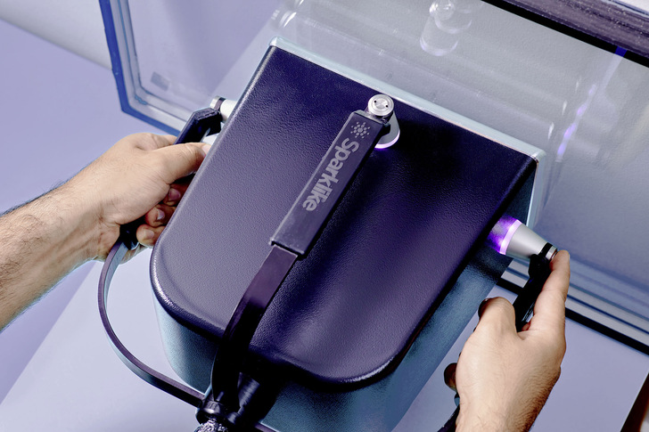Der Ergogrip des Sparklike Laser Portable 2.0, der mit drei Griffen und Startknöpfen ausgestattet   ist, ­erleichtert die Handhabe in verschiedenen Mess­positionen.