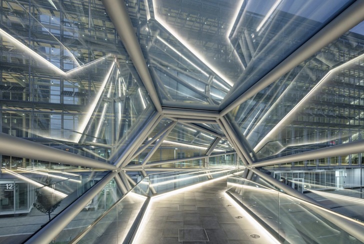 Wie ein gläserner Diamant wirkt die neue Capricorn Brücke im Düsseldorfer Medienhafen. Umgesetzt wurde die Konstruktion von seele.