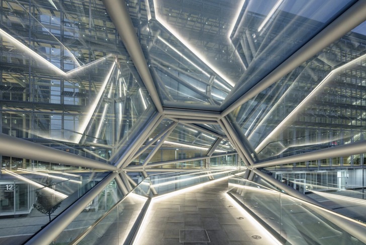 Wie ein gläserner Diamant wirkt die neue Capricorn Brücke im Düsseldorfer Medienhafen. Umgesetzt wurde die Konstruktion von seele. - © HG Esch
