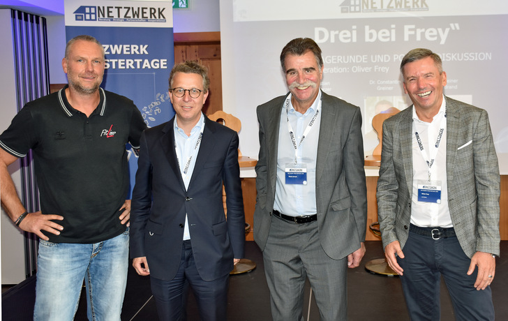 Interessante Branchenthemen wurden von Dr. Greiner (2.v.l) und Oliver Frey erörtert. Die Verbindung von Leistungssport und Unternehmen stellten die Handball-Profis Heiner Brand (2.v.r.) und Christian Schwarzer (l.) her.