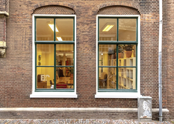 Das Vakuum-Isolierglas Fineo lässt sich gut bei der Sanierung einsetzen. Es passt teils in die bestehenden Fensterprofile. - © Foto: Fineoglass
