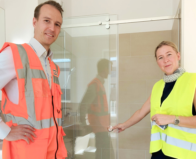 Simon Kesch, Projektkaufmann der Ed. Züblin AG und Nathalie Peters, Vertriebsleiterin von CRL sind zufrieden mit der Abwicklung des Großprojekts. - © Foto: C.R. Laurence of Europe GmbH
