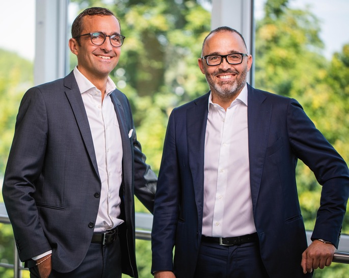 Die beiden geschäftsführenden Gesellschafter Götz und Till Schmiedeknecht setzen auf eine langfristige und sichere Ausrichtung des Unternehmens und zielen auf eine wachstumsstarke Zukunft der Salamander-Gruppe ab.