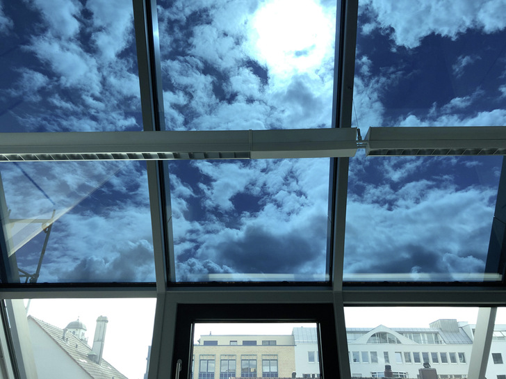 Variabler g-Wert. Die elektronisch gesteuerte Tönungsfunktion von SageGlass dunkelt die Gläser des Gebäudes bei Bedarf ab und übernimmt dadurch auch den Sonnen-, Hitze- und Blendschutz. - © Foto: SageGlass
