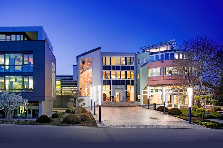 Das Verwaltungsgebäude von Kneer-Südfenster in Westerheim erstrahlt nach der Sanierung in neuem Glanz. Mit Pfosten-Riegel-Fassade und schaltbarem Glas zur Beschattung garantiert es perfekte Lichtverhältnisse, besten Ausblick und ein angenehmes Raumklima.