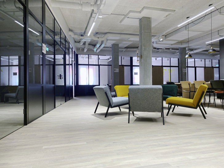 Das AL-Office NY ist ein trockenverglastes Trennwandsystem mit hoher Flexibilität in der Feldeinteilung für zeitgemäße Büroeinrichtungen.