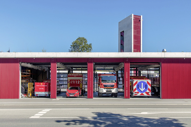 Thermisch getrennt und hoch isoliert, erfüllen die Tore die hohen Anforderungen an den Wärmeschutz sowie an eine dichte Gebäudehülle, bestätigt wurde das durch einen Blower-Door-Test.