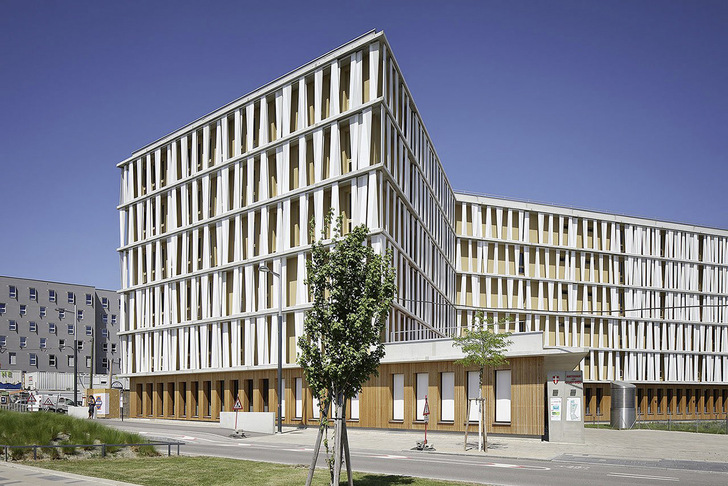 Die insgesamt 1949 Schiebeläden werden über insgesamt 86 Motoren dem Sonnenstand nachgeführt.