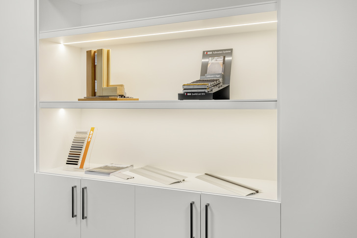 Im Rahmen eines interaktiven haptischen Erlebnisses werden Kunden die technischen Eigenschaften von Haustüren und Fenstern nähergebracht. Aus diesen Gründen sind Musterecken ein wichtiger Bestandteil des Beratungs- und Verkaufsprozesses.