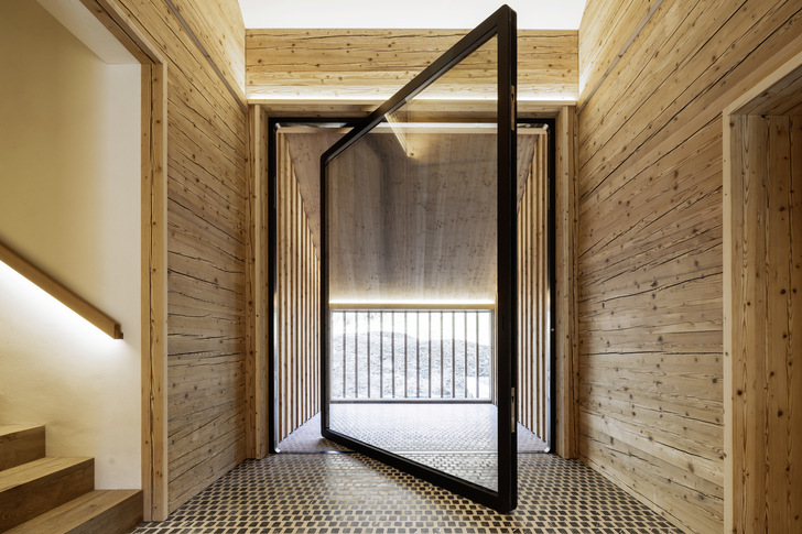 Die Pivottüren verfügen über zwei Drehpunkte, die mittels Kugellager mit dem Festteil verbunden sind sowie insgesamt vier elektromechanische Verschlusspunkte.