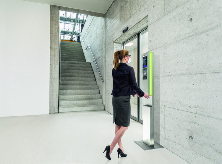 Mit dem Safe Checkpoint Tower von dormakaba lässt sich bei Gebäuden und Geschäften der Personenzugang kontrollieren und ggf. begrenzen.