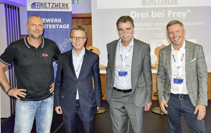 Interessante Branchenthemen wurden von Dr. Greiner (2.v.l) und Oliver Frey erörtert. Die Verbindung von Leistungssport und Unternehmen stellten die Handball-Profis Heiner Brand (2.v.r.) und Christian Schwarzer (l.) her.