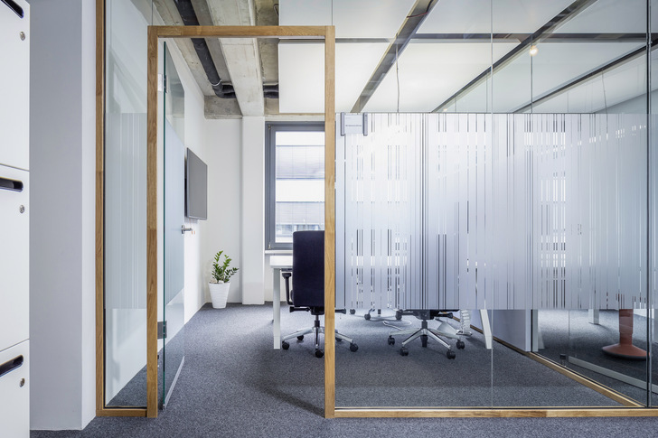 Das klare Design des Trennwandsystems von Lindner vereint die Vorteile einer Ganzglaswand mit einem Holzprofil, das einfach an Decke und Boden angeschlossen werden kann. - © Foto: Lindner
