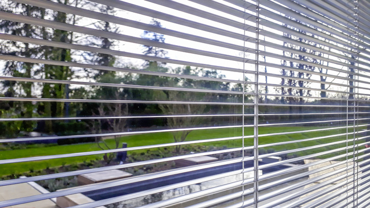 Auch in der dunklen Jahreszeit lässt das Lamellen-Isolierglas Isolette dank der Kleinteiligkeit der Lamellenbehänge ausreichend Tageslicht ins Innere und schützt gleichzeitig vor Blendung durch die tiefer stehende Sonne.