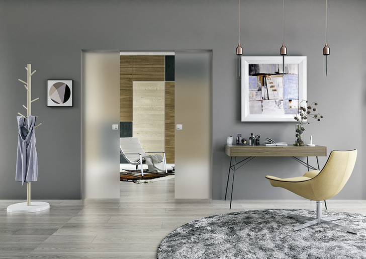 Die Einbau-Schiebetüren Belport und Cavis von Wingburg sind als eigenständige Einbauelemente konzipiert und werden schwellenlos verbaut.