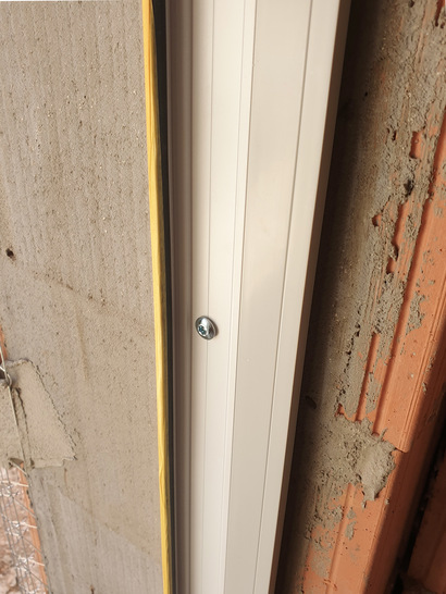 Bei der Zargen-Montage gilt es, das Quellverhalten des Multifunktionsbandes zu berücksichtigen und ggfs. den Schraubenabstand zu minimieren.