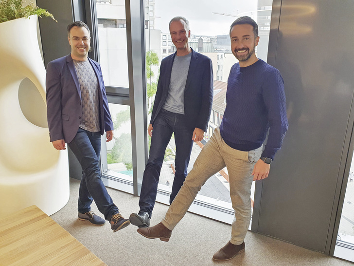 Footshake statt Handshake: Steffen Konrad (m.), Geschäftsleitung Digital Business bei Warema, bei der Vertragsunterzeichnung mit Waldemar Wunder (l.) und Mario Weißensteiner (r.), beide Geschäftsführer der homee GmbH. - © Foto: Warema
