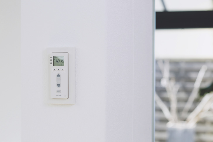 Über den beiliegenden Wandhalter hat die Zeitschaltuhr ihren Stammplatz im Wohnraum und funktioniert auch als Wandschalter.