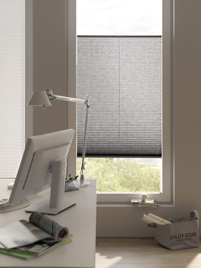 Immer mehr Menschen arbeiten aufgrund der Corona-Krise von Zuhause aus. Da braucht es einen komfortablen Arbeitsplatz mit dem richtigen Sicht- und Sonnenschutz.