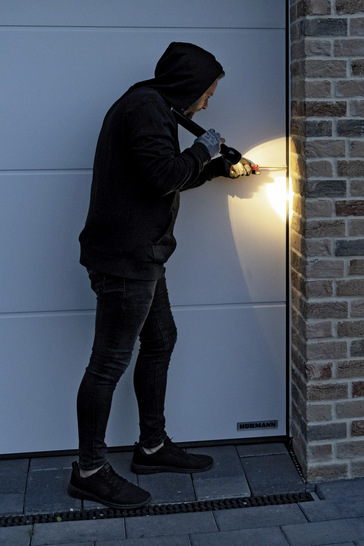 Um möglichen Einbruchversuchen vorzubeugen, gibt es Hörmann Garagen-Sektionaltore jetzt mit zertifizierter RC 2 Sicherheitsausstattung. Diese lässt sich am bestehenden Tor nachrüsten oder wird bei neuen Toren serienmäßig bzw. optional angeboten.