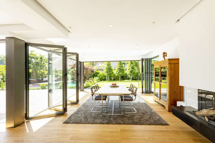 Die „Highline“-Faltwand öffnet den Wohnraum weithin zum Garten.