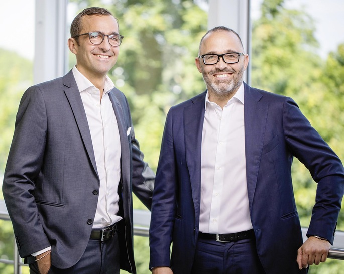 Die beiden geschäftsführenden Gesellschafter Götz und Till Schmiedeknecht setzen auf eine langfristige und sichere Ausrichtung des Unternehmens und zielen auf eine wachstumsstarke Zukunft der Salamander-Gruppe ab.