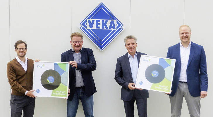 Dr. Matthias Koch (Leiter Strategisches Marketing), Jürgen ­Herbe (Leiter Werbung), Andreas Hartleif (Vorstandvorsitzender) und ­David Beckers (CSR Management) freuen sich über die erneute Zertifizierung der Softline Profilsysteme mit dem VinylPlus-Produkt­label, dem ersten Nachhaltigkeitszeichen für Kunststofffenster.