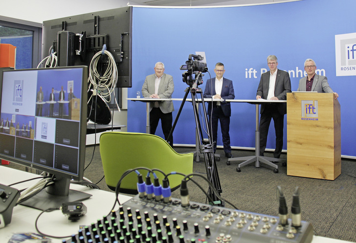 v. l.: Oskar Anders, Dr. Jochen Peichl, Institutsleiter Prof. Jörn Lass und Jürgen Benitz