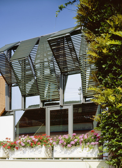 Mit ihrer fast unbegrenzten Farbgestaltung lassen sich die Horizontalfaltläden HFL 1200 mit ihrer besonderen architektonischen Ästhetik in die Fassaden integrieren.