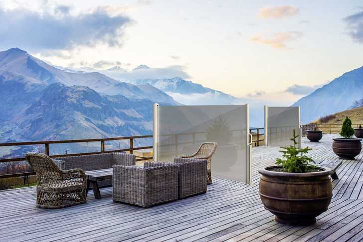 Eingefahren optisch unauffällig, können verschiedene Bereich auf der Terrasse schnell getrennt werden. - © Foto: KE
