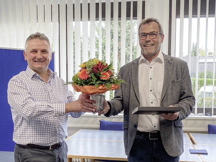 Über 40 Jahre setzte der Vertriebsprofi bei Geiger Impulse, um Motor der Sonnenschutzbranche zu werden. (l) Geschäftsführer Roland Kraus, (r) Rudi Claus.