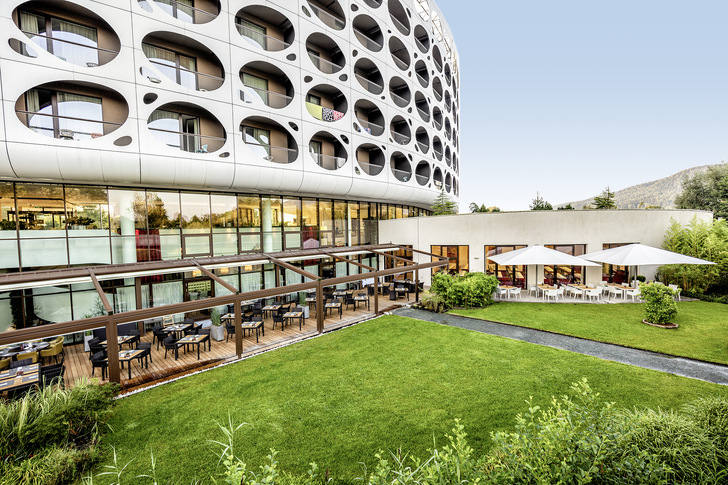 Die Terrasse des Seepark Wörthersee Resorts lädt zum Entspannen und Genießen ein und bietet herrliche Ausblicke auf die Lend-Lagune.