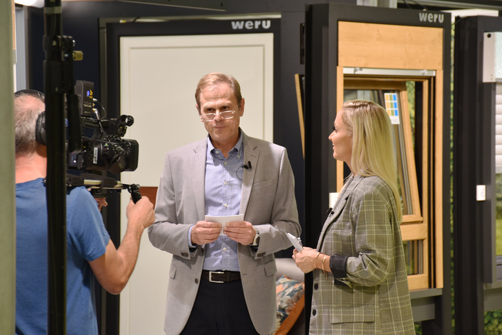 Fernsehmoderatorin Janine Kunze mit Weru-CEO Stefan Löbich in der neu gestalteten Ausstellung in Rudersberg. - © Foto: Daniel Mund / GLASWELT
