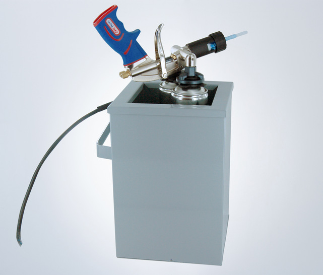 Eine robuste, mit einem stabilen Tragegriff versehene, isolierte Wärmebox sichert auch in der kalten Jahreszeit stets die Einhaltung der vorgeschriebenen Verarbeitungstemperaturen von chemischen Baustoffen.