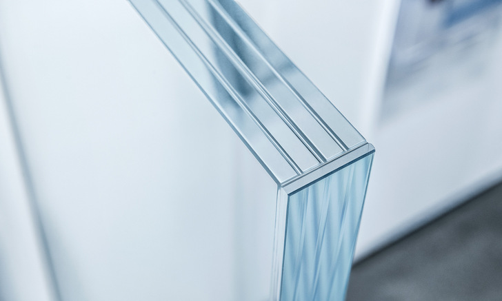 Nur mit einem gläsernen Kantenschutz ist eine komplett unverstellte Transparenz einer Brüstung möglich.