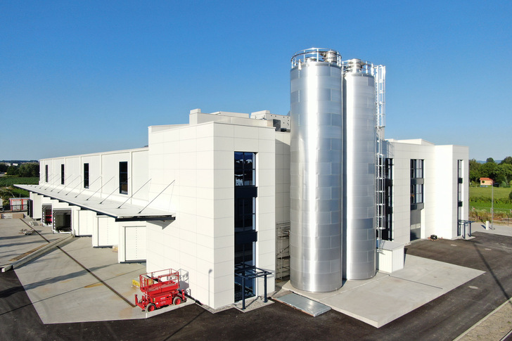 Zwei rund 20 Meter hohe Silos markieren schon von weitem das neue Werk der Fridolfinger OTTO-CHEMIE im Ortsteil Kaltenbrunn
