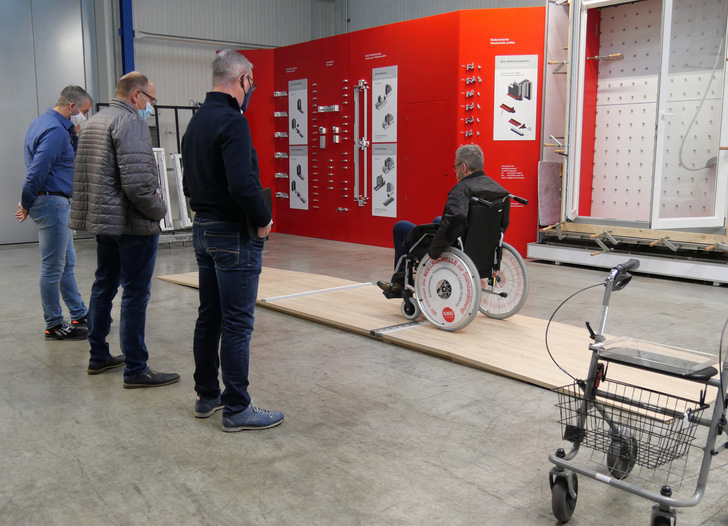 Überrollbarkeit von Nullschwellen im Selbstversuch mit dem Rollstuhl.