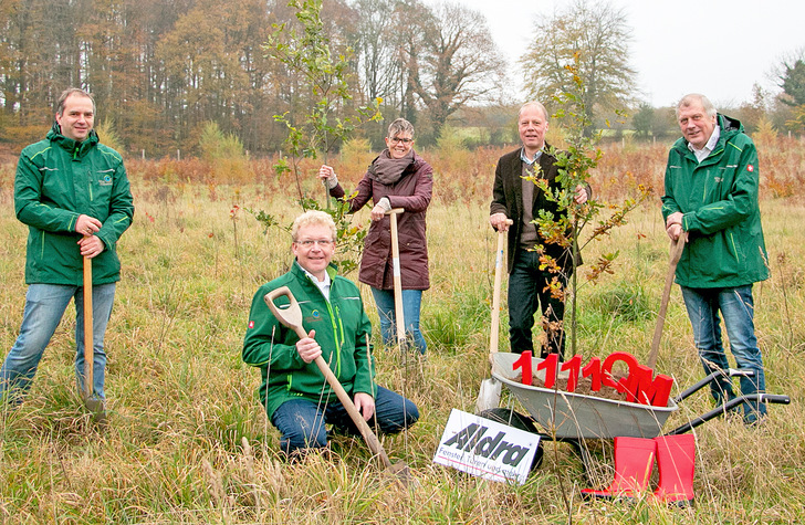 Nachhaltige Aldra-Weihnachtsspende fördert wichtige Neuwaldbildung in Dith-marschen. Über den Spatenstich zur Schaffung von 1.111 Quadratmetern Klimawald freuen sich (von links) Martin Grikschat (Vorstand Stiftung Klimawald), Alf Jark (Vor-stand Stiftung Klimawald), Mareike Sanny (Marketing Aldra Fenster und Türen GmbH), Michael Siegmann (Vertriebsleiter Aldra Fenster und Türen GmbH) und Franz Isfort (Vorstand Stiftung Klimawald). - © Aldra Fenster und Türen GmbH
