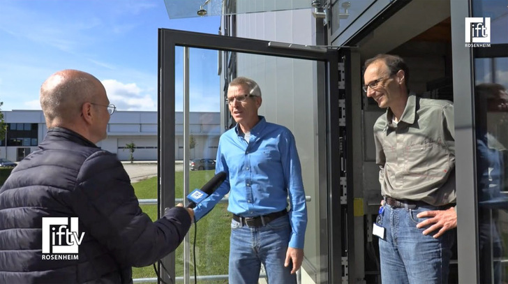 Während des ersten Rosenheimer Online-Dialogs 2020 stellte Außenreporter Manfred Stoff vom ift die Prüfstellenleiter des neuen Labors Bauakustik Andreas Preuss (m.) und Dr. Joachim Hessinger (r.) vor. - © ift Rosenheim
