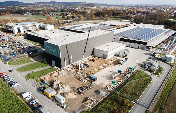 Seit Oktober wird auf dem Solarlux Campus in Melle gebaut: Auf 2850 Quadratmetern entstehen neue Kapazitäten. - © Solarlux
