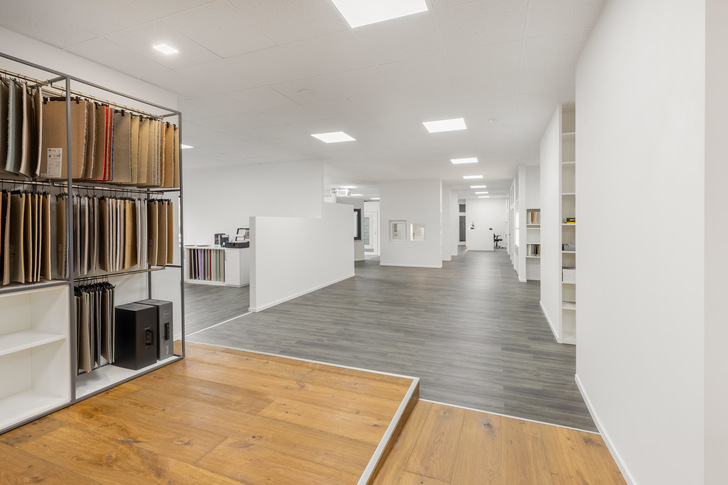 Bei der Verwendung der Bodenbeläge sind wesentliche Eigenschaften zu berücksichtigen: Optik, Reinigung, Nutzungsdauer, Preis, Kratzfestigkeit, Rutschfestigkeit, Aufbauhöhe, Gemütlichkeit, Haptik.