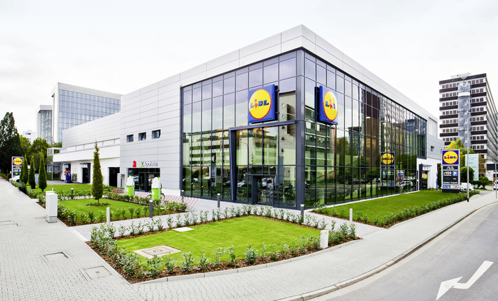 In Frankfurt findet sich die erste Lidl-Filiale, die mit schaltbaren Gläsern von SageGlass ausgestattet wurde. - © Foto: Lidl
