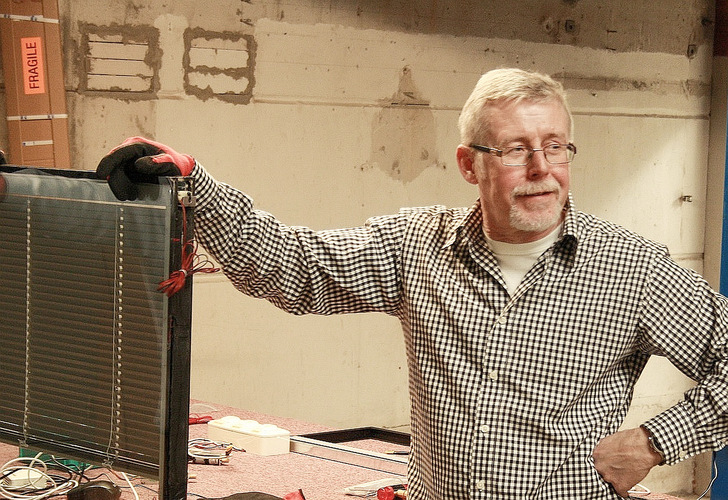 So kennen viele Hardy Danel: Der Spezialist bei der Programmierung eines Antriebs für das Jalousien-Isolierglas Isolette.﻿