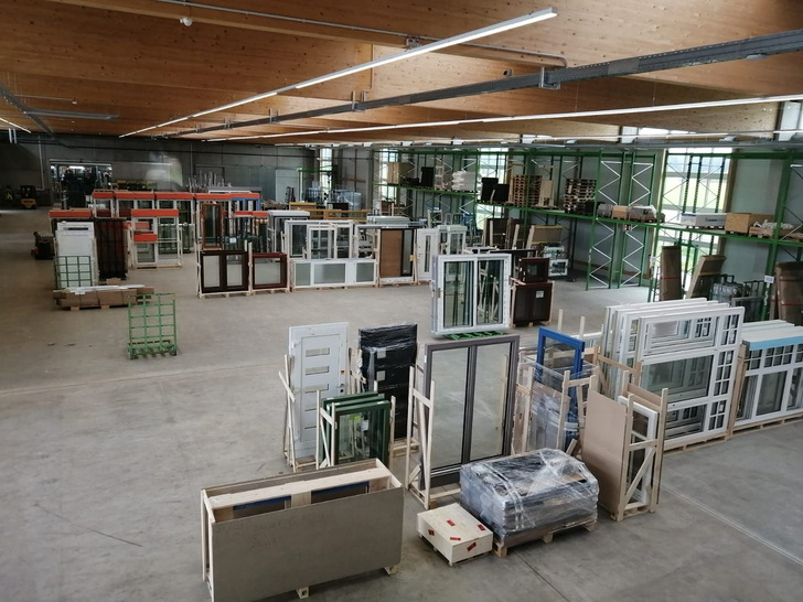 Die helle und geräumige Halle bietet nicht nur viel Platz für die zum Versand vorbereiteten Fenster, Hebe-Schiebe-Türen und Haustüren, sondern auch für die Büros der Logistik-Abteilung. 